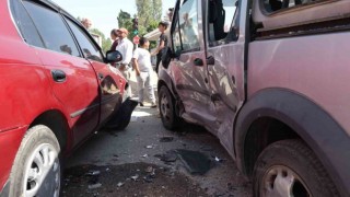 Ercişte otomobille kamyonet çarpıştı: 3 yaralı