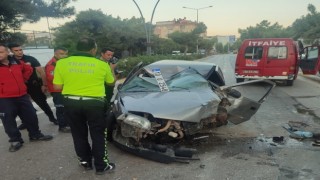 Erdek te araç orta refüje çarparak ters döndü: 1 yaralı