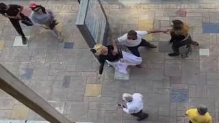 Erkeklerin ayıramadığı kadınların kavgasını polis sonlandırdı
