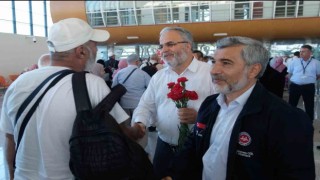 Erzincanlı hacılar havalimanında güllerle karşılandı