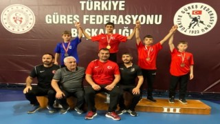 Erzurumlu güreşçiler madalyalarla döndü