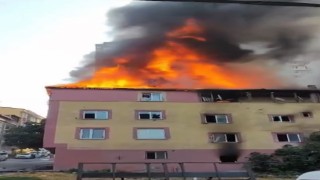 Esenyurtta metruk binanın çatı katı alev alev yandı