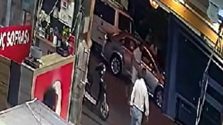 Esenyurtta trafik magandası yol kenarındaki kadına çarpıp kaçtı