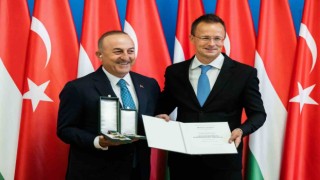 Eski Dışişleri Bakanı Çavuşoğluna Macaristandan ‘Liyakat Nişanı madalyası