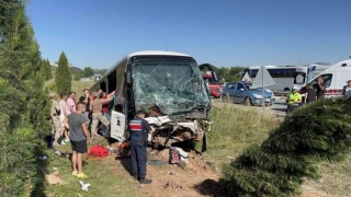 Eskişehirde otobüs yoldan çıktı:35 yaralı