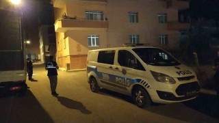 Evin camlarını kabza ile kırdılar havaya ateş edip kaçtılar