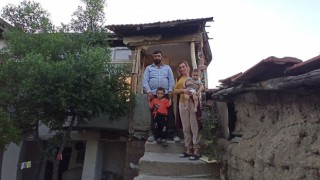 Evleri yıkılan aile çocukları ile sokakta kaldı
