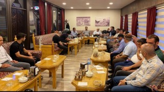 Evlerinden getirdikleri aşureleri dağıttılar