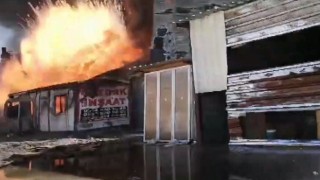 Fabrika yangını sırasında büyük bir gürültüyle patlama yaşandı