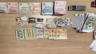 Fatihte uyuşturucu ticareti polise takıldı: Oyuncak ayıdan para ve uyuşturucu çıktı