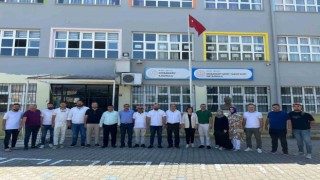 Fırçayı eline alan gönüllüller okulları boyadı