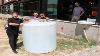 Fırıncılar 2 tonluk buzlu varilde serinledi