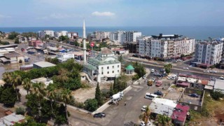 Fırtına minareyi araçların üzerine devirdi: 2 yaralı