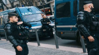 Fransada 17 yaşındaki genci vuran polis için 700 bin eurodan fazla bağış toplandı