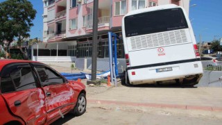 Freni boşalan otobüs, otomobile çarpıp markete girdi