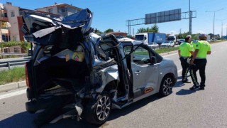 Freni tutmayan tır yol kenarındaki araca çarptı: 1i ağır 3 yaralı