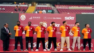 Galatasaray, yeni transferlerine taraftara açık imza töreni düzenledi