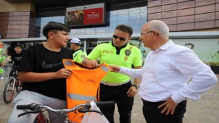 Gaziantepte bisiklet ve scooter sürücülerine reflektörlü yelek dağıtıldı