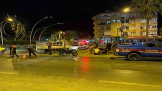 Gazipaşada kamyonet ile motosiklet çarpıştı : 1 yaralı