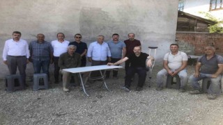 Geçirdiği kazada ölümden dönen belediye başkanı, koltuk değnekleriyle çalışmaları inceledi