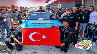 Gedik Piliçin sponsoru olduğu GT4 pilotları, İtalyada İstiklal Marşını okuttu