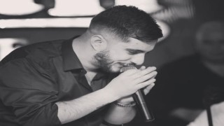 Genç şarkıcıya sahne çıkışı silahlı saldırı
