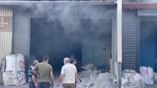 Geri dönüşüm tesisinde korkutan yangın... Siyah duman şehri kapladı