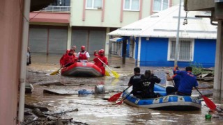 Giresunun Piraziz ilçesinde Abdal Deresi taştı, ev ve iş yerlerinde mahsur kalan vatandaşlar botlarla kurtarıldı