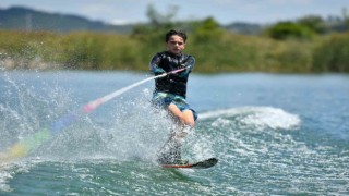 Gölette su kayağı resitali