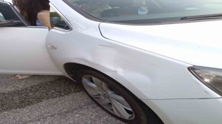 Görevi başındaki polise araç çarptı