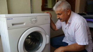 Görme engelli vatandaş sesinden arızasını anladığı beyaz eşyaların tamirini yapıyor