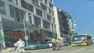Görme engelli vatandaşın yardımına polis yetişti