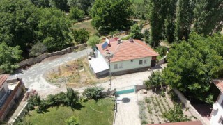 Gözlerindeki bozukluk engel olmadı, direkteki leyleklere dürbünle bakıyor