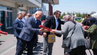Gurbetçi vatandaşlar güllerle karşılandı