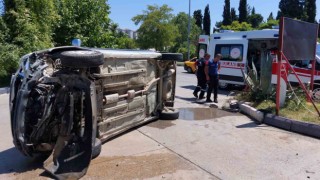 Hafif ticari araç akaryakıt istasyonu girişinde devrildi: 1 yaralı
