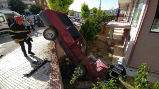 Hafif ticari araç ile çarpışan otomobil bahçeye uçtu: 1 yaralı