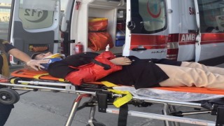 Hafif ticari araç ile otomobil çarpıştı: 4 yaralı