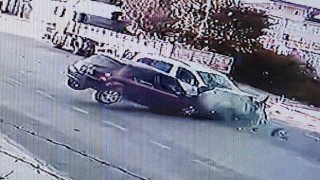 Hafif ticari araç ile otomobil kafa kafaya çarpıştı: 6 yaralı