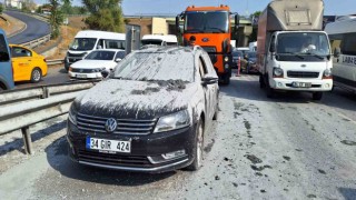Hafriyat kamyonu ani fren yaptı, beton harcı otomobilin üzerine döküldü