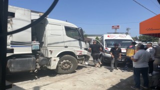 Hafriyat kamyonu ile tur midibüsü çarpıştı: 7 yabancı uyruklu turist yaralandı