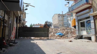 Haftalardır bitmeyen yıkım bölge esnafını zora soktu