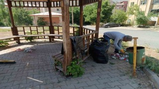 Hakkarideki parklar çöplerden temizlendi