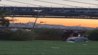 Haliçte tehlikeli oyun: Serinlemek için Haliç Metro Köprüsünden suya atladılar