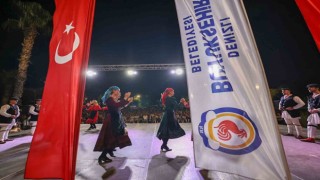 Halk Dansları Festivali coşkuyla devam ediyor