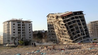 Hatay'da Ağır Hasarlı Binalar Yıkıldı