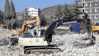 Hatay'da Ağır Hasarlı Binalar Yıkılıyor