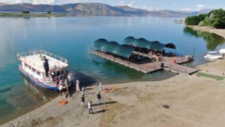 Hayalini gerçekleştirdi, su üzerine kafe kurdu