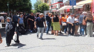 Hediye çekilişine katılmak için uzun kuyruk oluşturdular