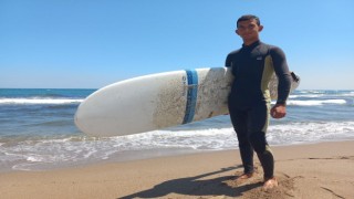 Koyanluları otlatan çoban sonra denizde sörf yapıyor