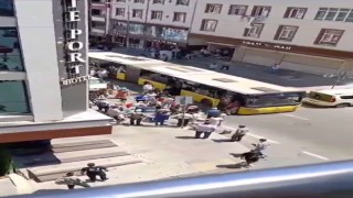 İETT otobüsü arızalandı, vatandaşlar sıcakta yürümek zorunda kaldı